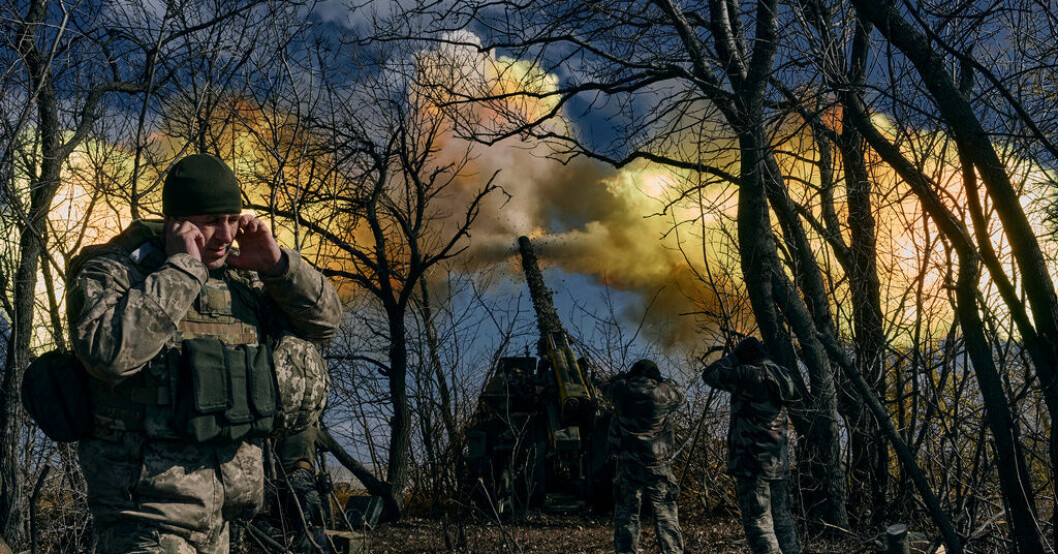 Ukrainska soldater ger eld med en haubits i närheten av Bachmut på söndagen. Ukraina vill stärka försvaret av Bachmut