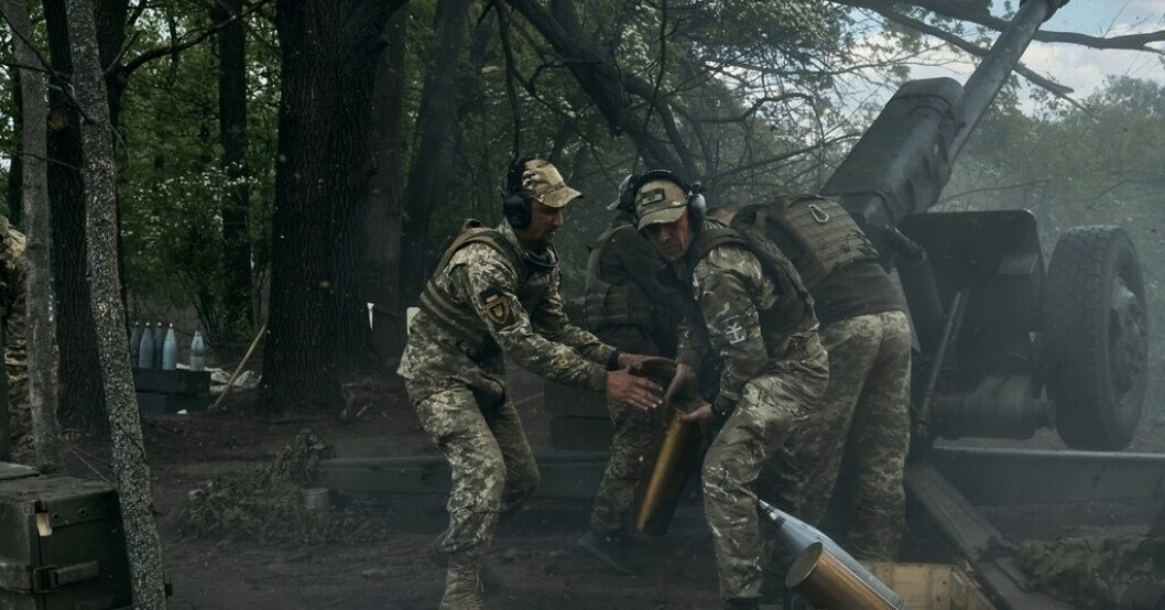 Ukrainska soldater skjuter nära Bachmut. Bild från i fredags. Båda sidor hävdar framgångar i Bachmut