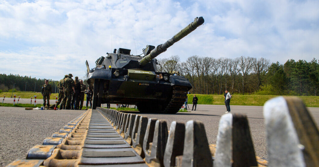 Ukrainska soldater vid en Leopardstridsvagn i tyska Klietz den 5 maj. Rekordstort nytt tyskt stödpaket till Ukraina