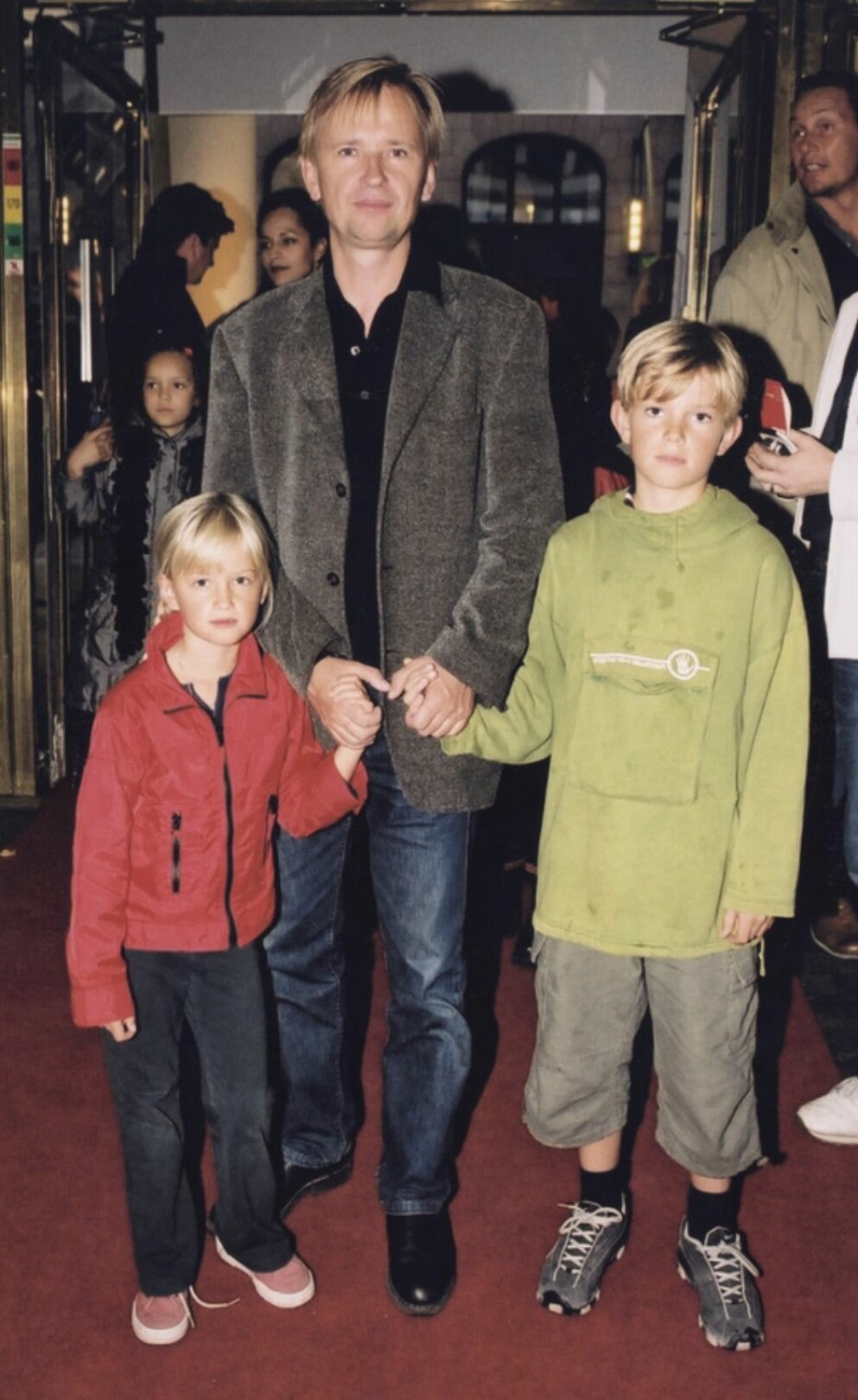 Johan tillsammans med ban johan ulvesson med barnen max och klara på röda mattan