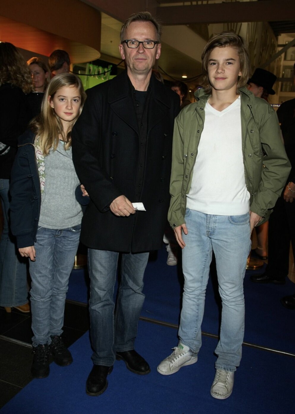Johan Ulveson och barnen Max och Klara på röda mattan för Harry potter