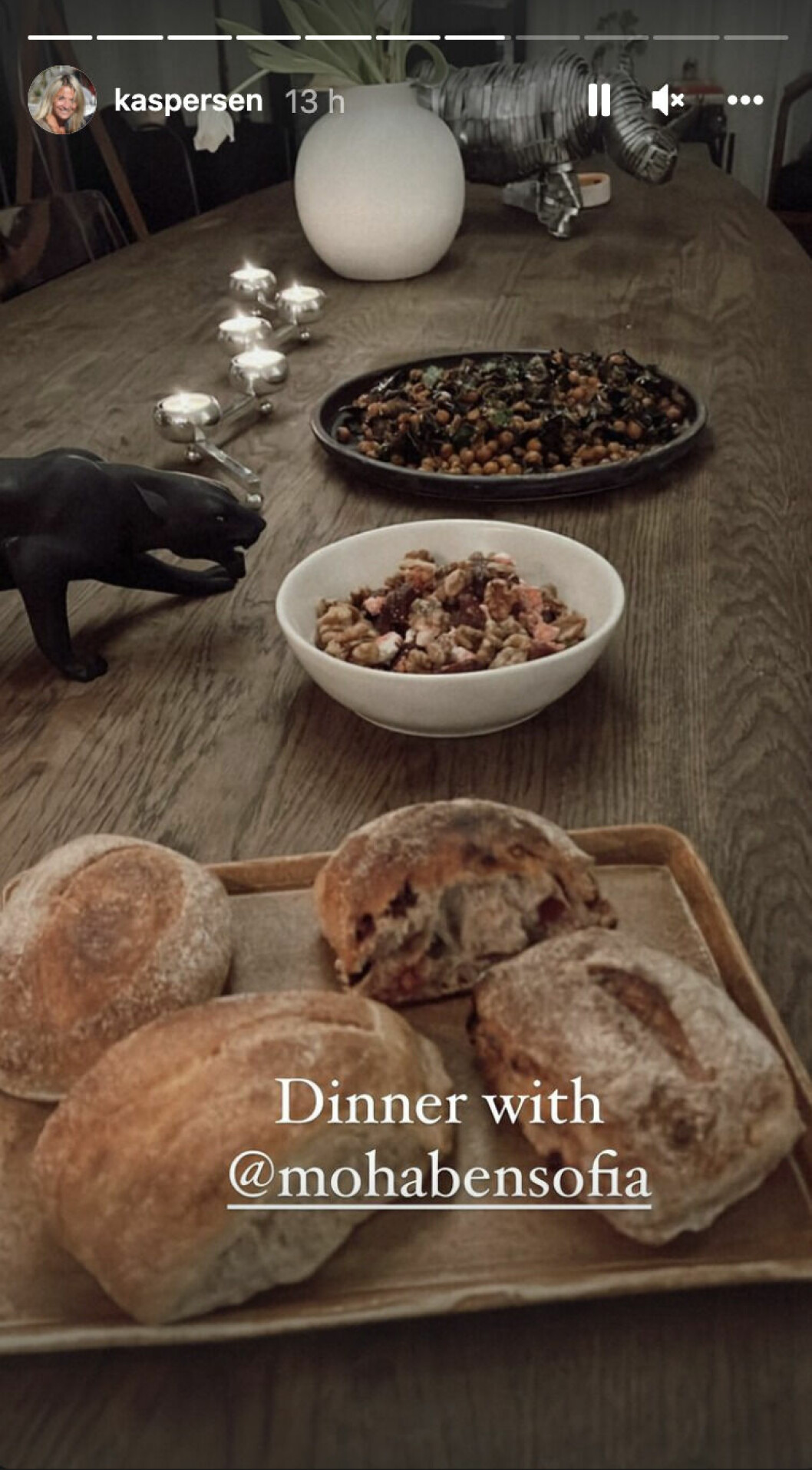 Under gårdagskvällen postade tv-profilen ett antal bilder på sin Instagram story, där det framgår att en man lagar mat till henne och hennes söner. Under gårdagskvällen postade tv-profilen ett antal bilder på sin Instagram story, där det framgår att en man lagar mat till henne och hennes söner.