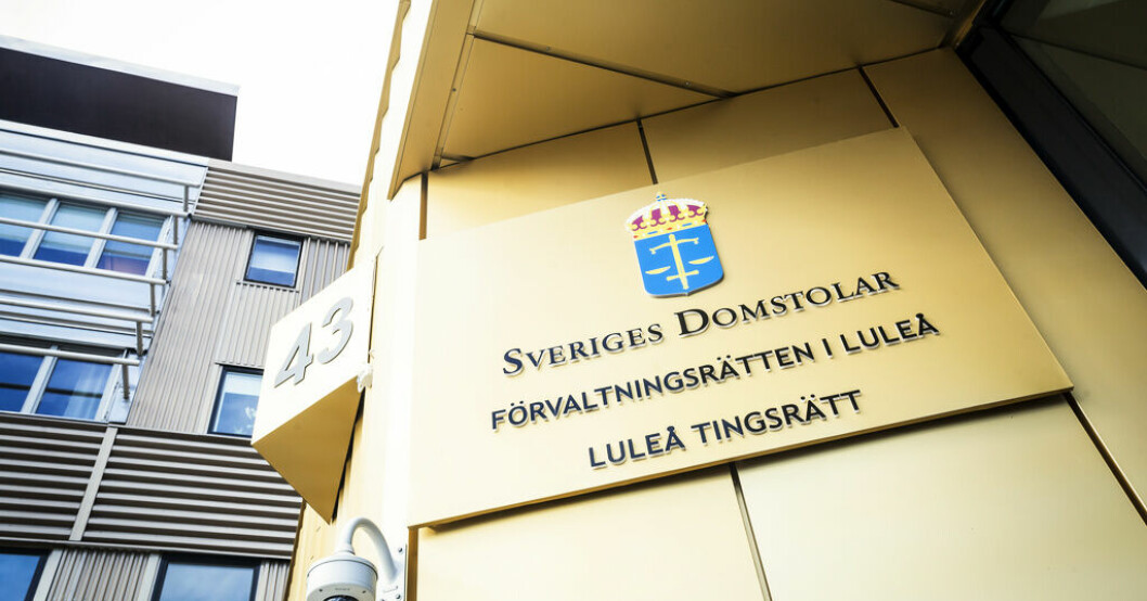 Under jakten blockerades polisbilens färdväg av en hjullastare. Arkivbild. Par åtalas för saboterad polisjakt
