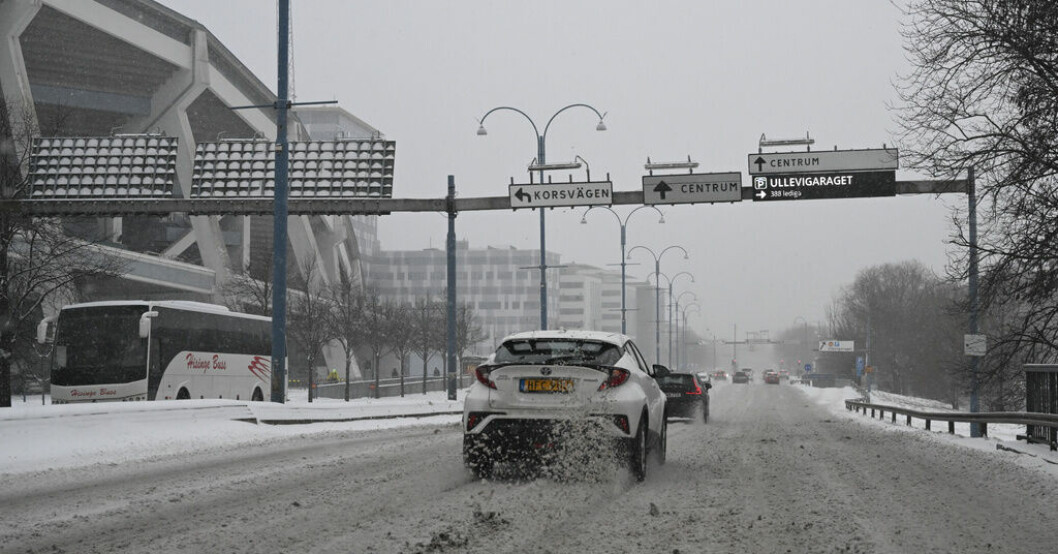 Snön stoppar bussar i flera städer