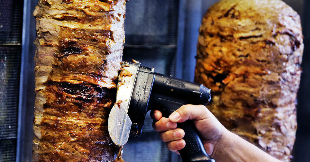 Undersökta kebaber har innehållit ämnen som kan vara farliga för allergiker utan att det har framgått av förpackningarna från grossisterna. Arkivbild. Kebablarm från Malmö: Allergener i var tredje