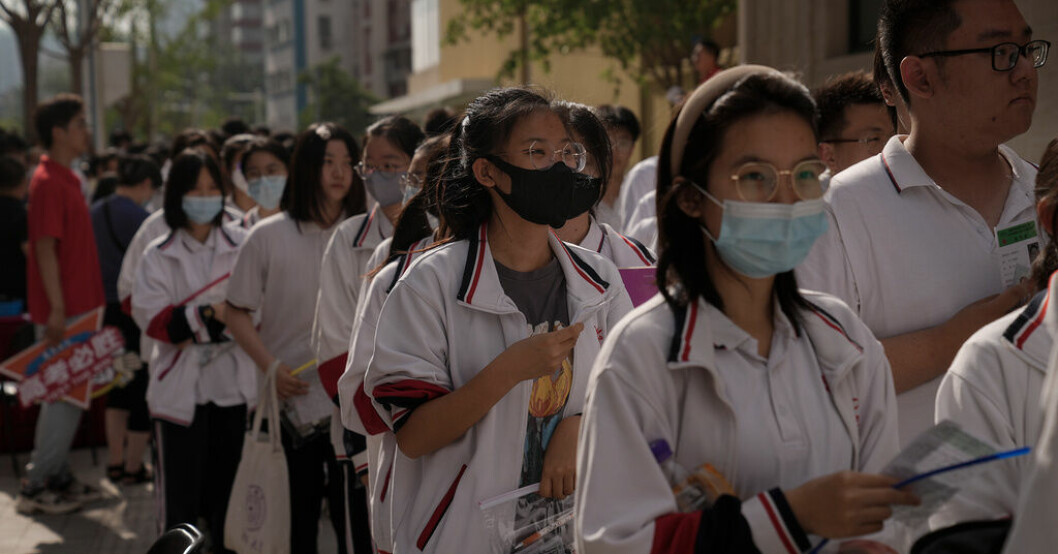 Unga kineser köar för att göra det stora och viktiga inträdesprovet, utanför en skola i Peking på onsdagsmorgonen. Miljontals skriver prov som avgör framtiden