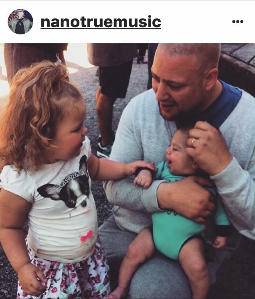 Det räcker inte med fyra barn. Nu vill han adoptera. Det räcker inte med fyra barn. Nu vill Nano adoptera.