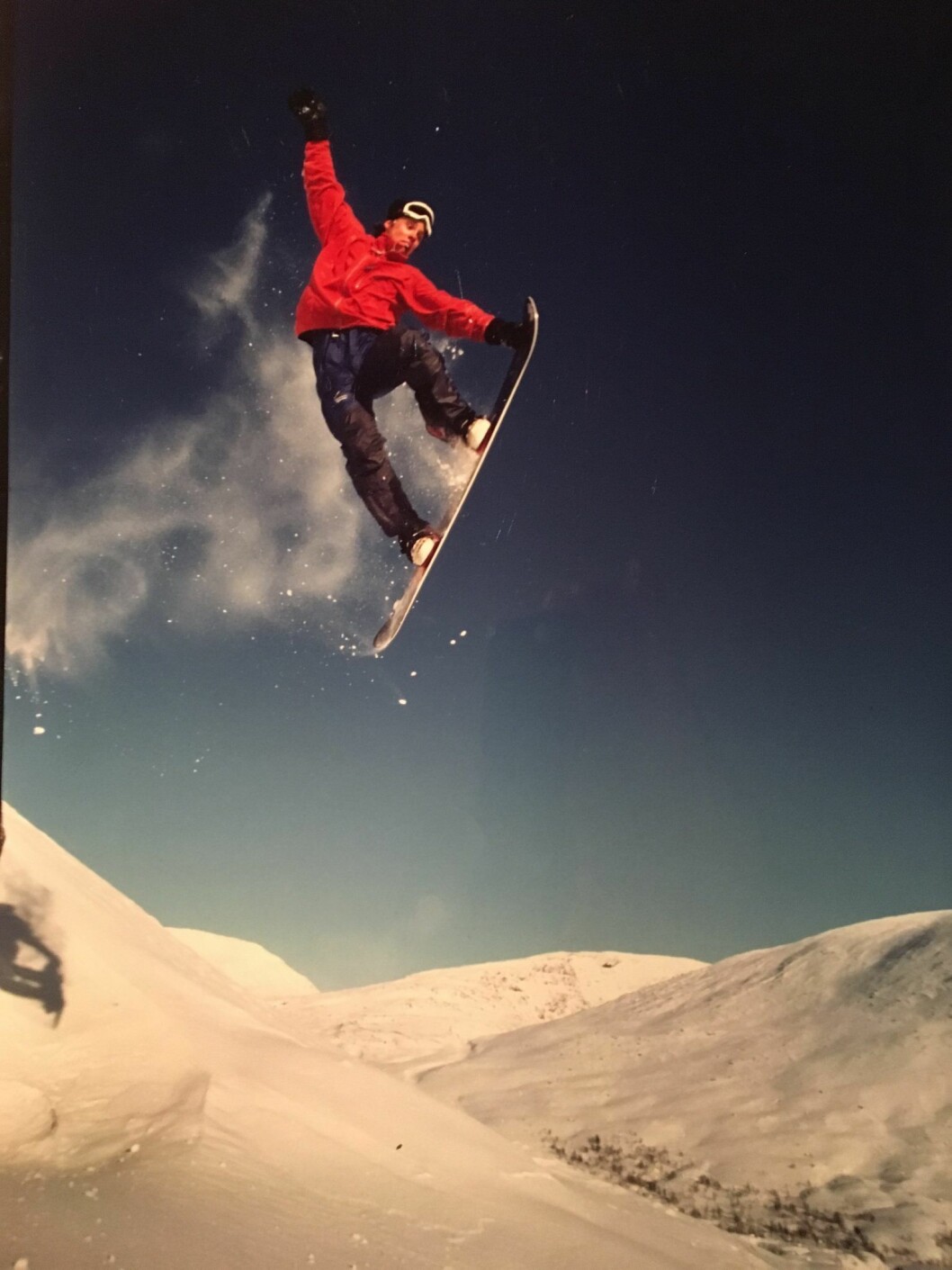 Robban gör ett snowboardtrick i backen 1997. Robinson-Robban var duktig både i skidor och snowboard.