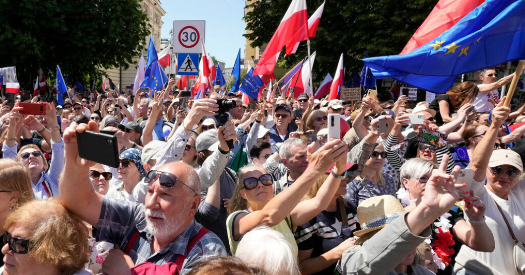 Uppskattningsvis en halv miljon demonstranter protesterade mot regeringen i polska huvudstaden Warszawa på söndagen. Halv miljon polacker i protest mot regeringen