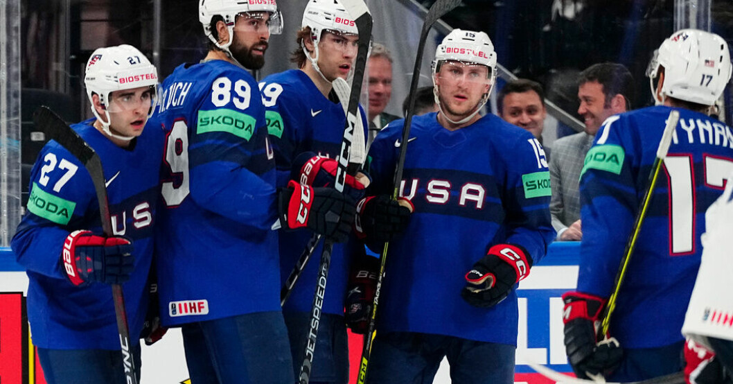 USA:s Cutter Gauthier, i mitten, firar 4–0-målet mot Frankrike. Kross av USA – gruppfinal mot Sverige nära