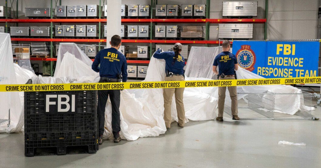 USA:s federala polismyndighet FBI tar hand om resterna av den enorma kinesiska ballong som sköts ner över amerikanskt territorialvatten utanför South Carolinas kust. USA-sanktioner mot Kinas ballongprogram