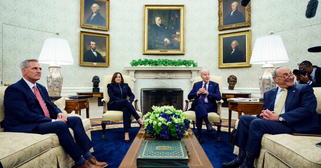 USA:s president Joe Biden håller möte i Ovala rummet med representanthusets republikanske ledare Kevin McCarthy, längst till vänster, vicepresident Kamala Harris och senatens ledare, demokraten Chuck Schumer, längst till höger. Ämnet är USA:s skuldtak. USA:s skuldkris – oppositionen tror på "deal"