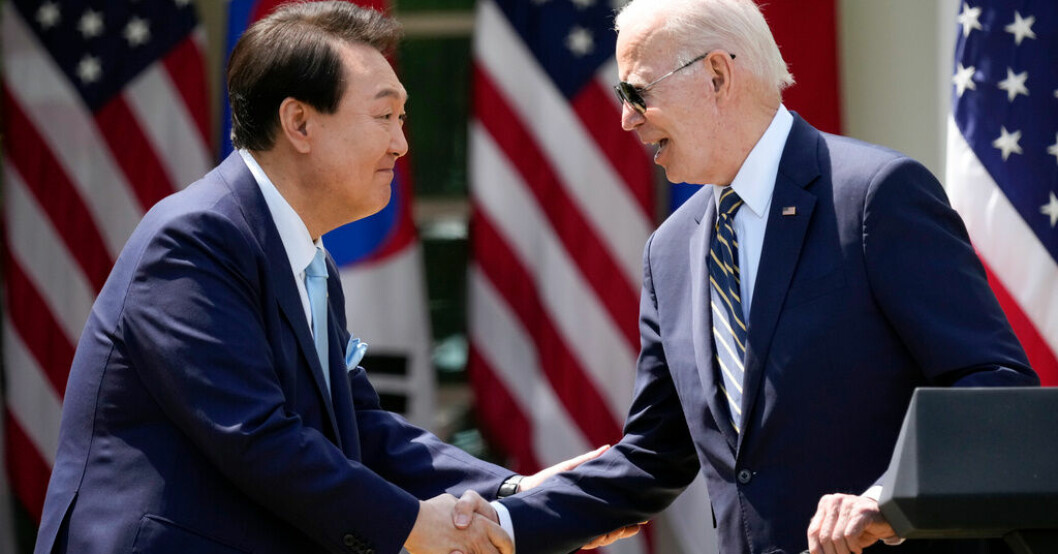 USA:s president Joe Biden och Sydkoreas president Yoon Suk-Yeol skakar hand vid presskonferensen i Vita husets rosenträdgård. Biden: Kärnvapenattack slutet för Nordkorea