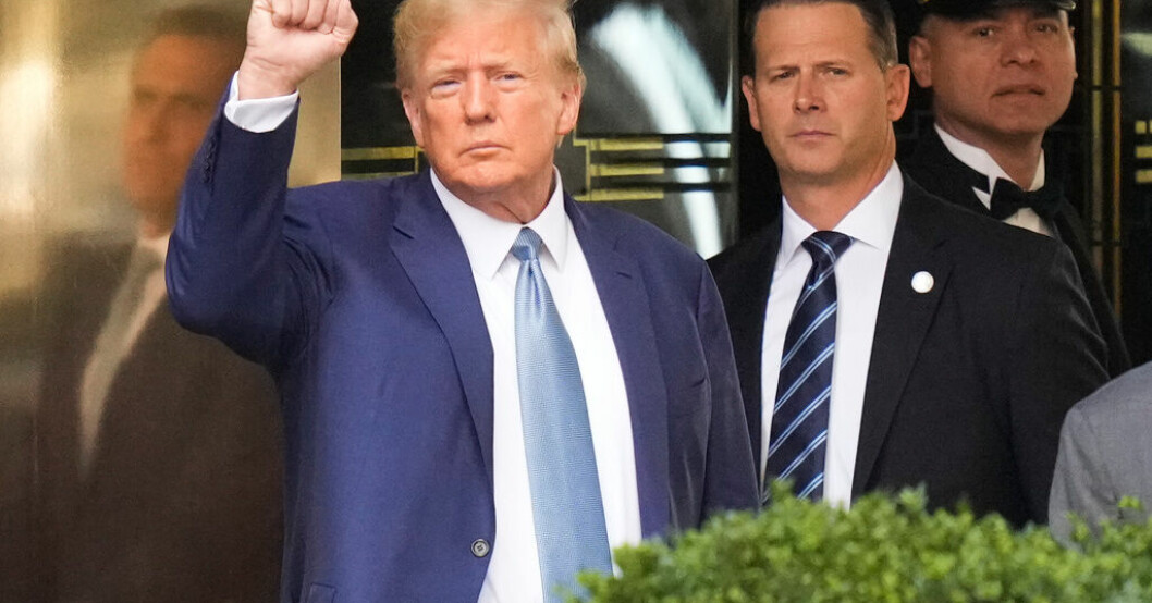 USA:s tidigare president Donald Trump lämnar Trump Tower i New York för att frågas ut på torsdagen. Trump frågades ut i sju timmar