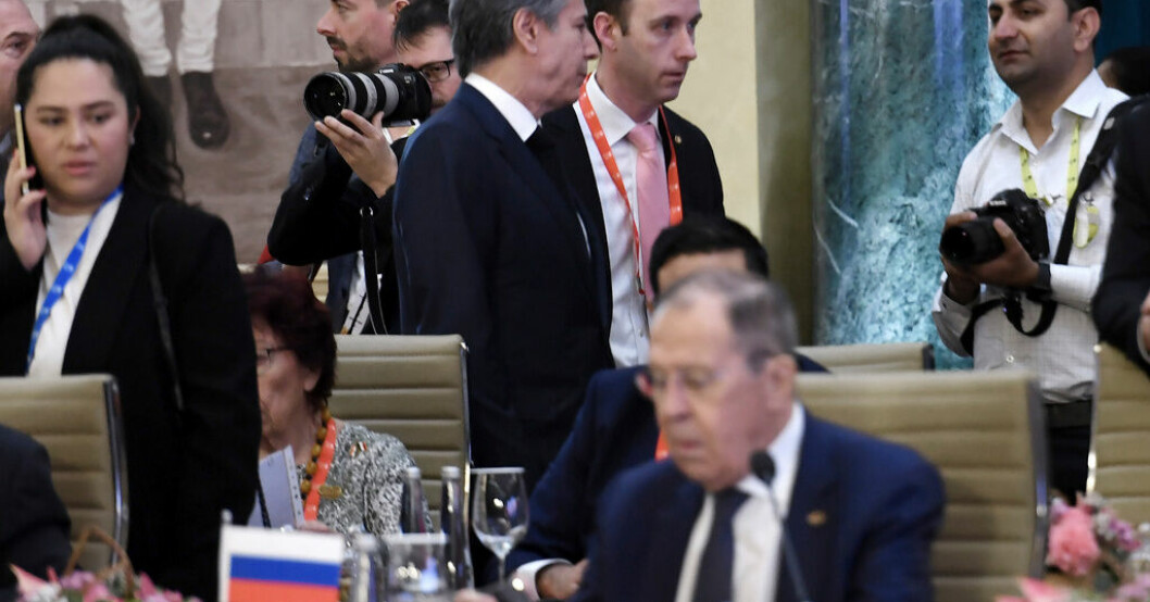 USA:s utrikesminister Antony Blinken och Rysslands utrikesminister Sergej Lavrov på samma bild från G20-mötet i New Delhi. Blinken till Lavrov: Sluta med aggressionskriget