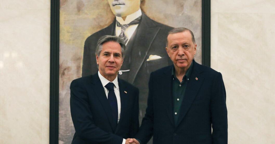 USA:s utrikesminister Antony Blinken skakar hand med Turkiets president Recep Tayyip Erdogan. Blinken: USA stöttar snabbt Natomedlemskap