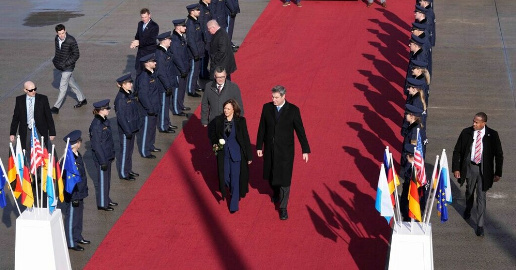 USA:s vicepresident Kamala Harris eskorterats av Bayerns ledare Markus Söder när hon anlände till München på torsdagen. Zelenskyj hade önskat mer stöd före invasionen