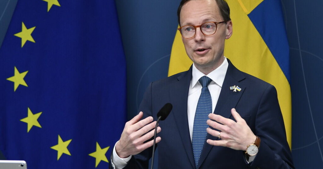 Utbildningsminister Mats Persson under pressträff om regelverket för etikprövning. Kritiserad lag om etikprövning ses över