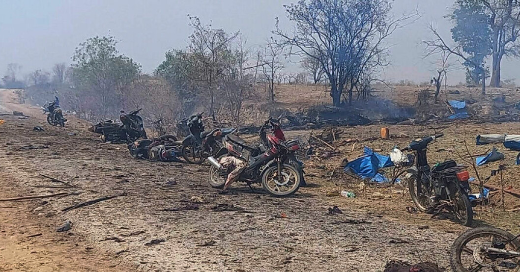 Utbrända motorcyklar och bråte efter tisdagens attack. Bilden kommer från aktivistgruppen Kyunhla. Myanmars junta bekräftar byattack