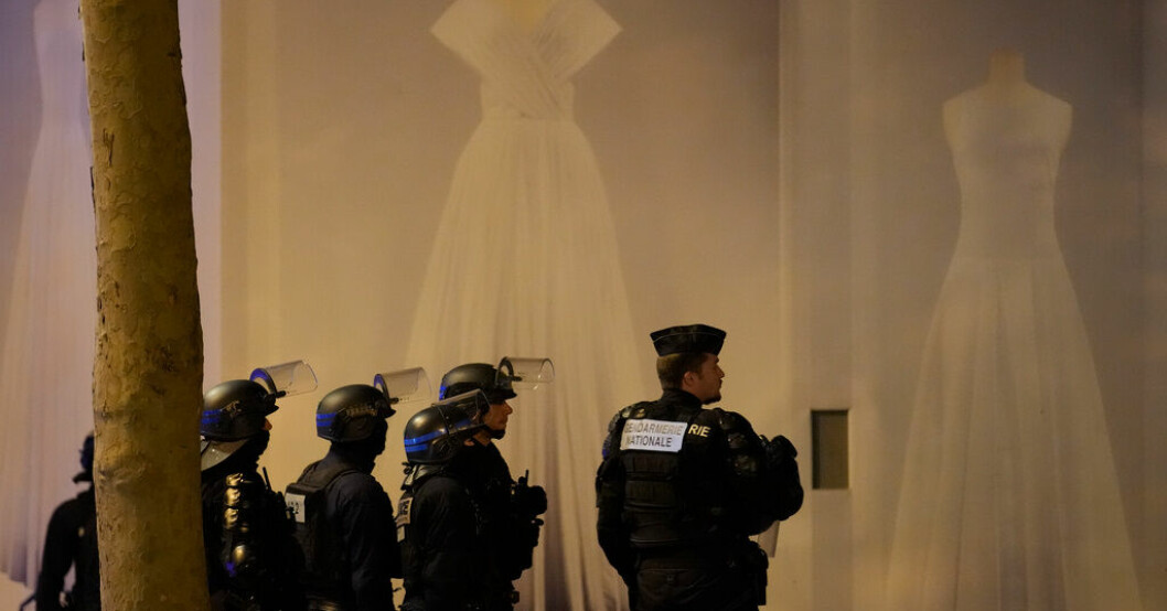 Utkommenderade poliser på paradgatan Champs-Élysées i Paris i lördags. Våldet minskar – färre gripanden i Frankrike