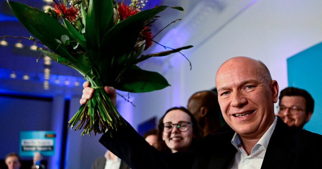 Utmanaren Kai Wegner i kristdemokratiska CDU firar på partiets valvaka att han verkar få chansen att bilda ett nytt styre i Berlin. Bakslag för SPD i omvalet i Berlin – CDU framåt