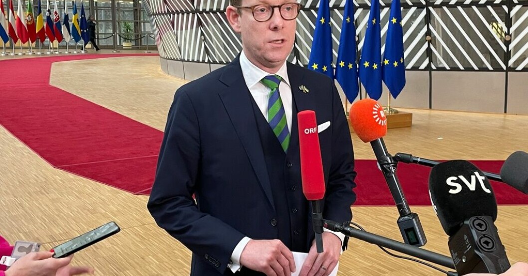 Utrikesminister Tobias Billström på väg in till måndagens EU-möte i Bryssel. Turkiet öppnar för nya Nato-samtal med Sverige