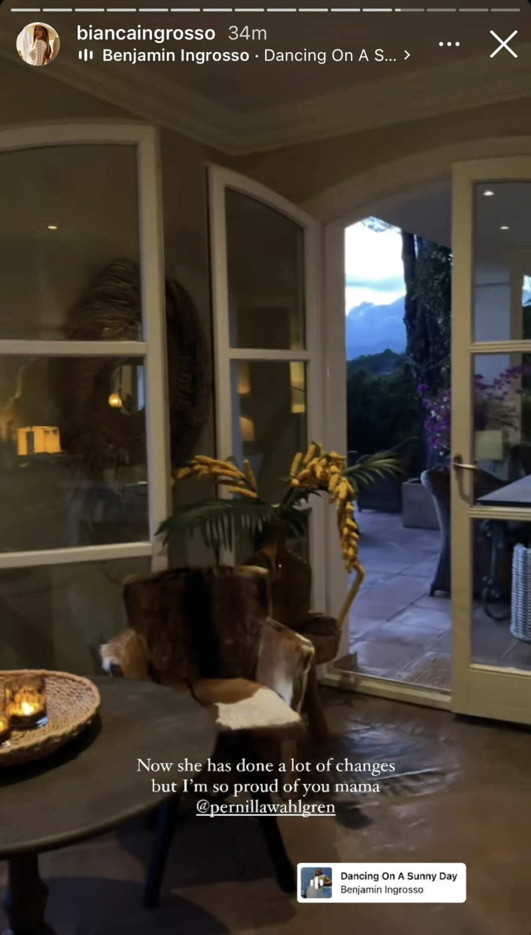Vackra glasdörrar leder ut till den magiska uteplatsen i Pernilla Wahlgrens nya lyxvilla i Spanien. Vackra glasdörrar leder ut till den magiska uteplatsen i Pernilla Wahlgrens nya lyxvilla i Spanien.
