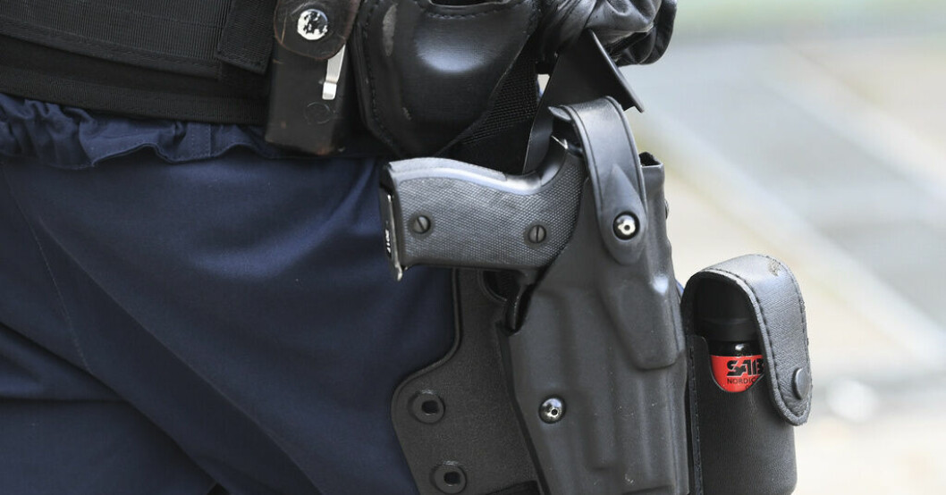 Vådaskottet träffade en spegel i omklädningsrummet. Arkivbild. Sköt i omklädningsrum – polis får löneavdrag