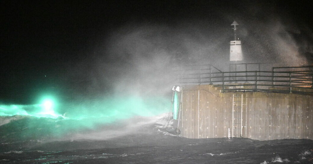 Vågor och högt vatten piskar fyren i Västra hamnen i Malmö. Omfattande strömavbrott under stormen Otto