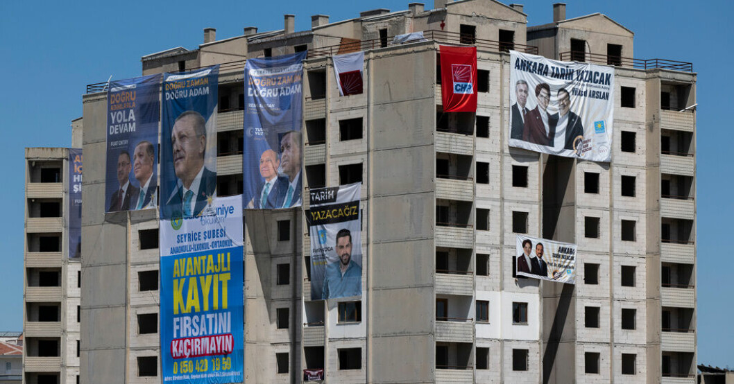 Valaffischer inför dagens val i Turkiet på ett nybygge i Ankara. Turkar går till val i en "urusel" demokrati