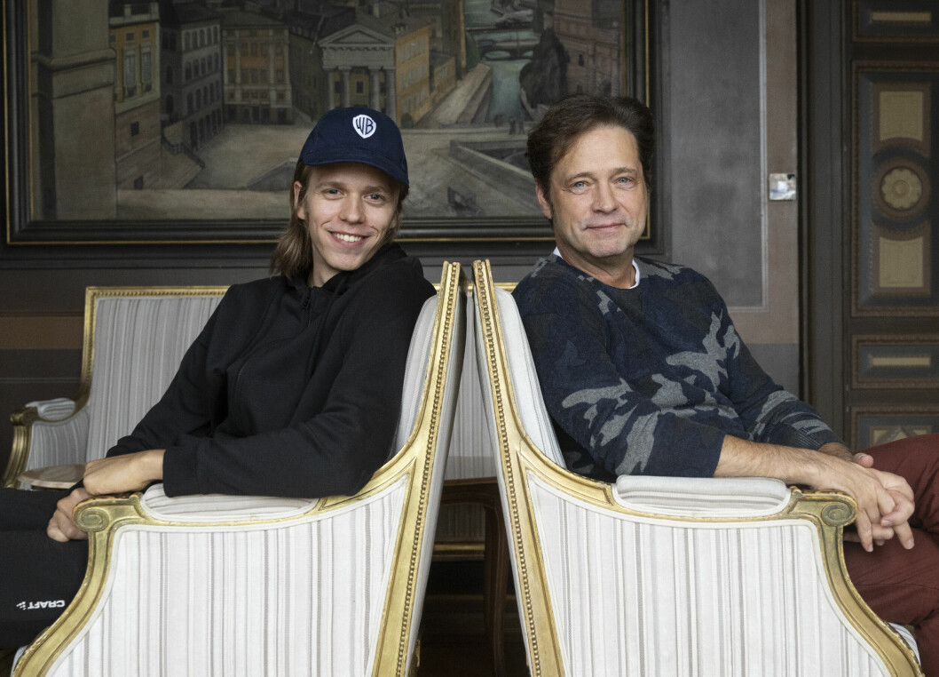 Valter och Jason fotograferades tillsammans i samband med en inspelning på <span class=" italic" data-lab-italic_desktop="italic">Grand Hotel</span> i Stockholm, där en hotellsvit har gjorts om för att likna det hotell i Moskva där Börje Salming och lagkamraten <span class=" bold" data-lab-bold_desktop="bold">Inge Hammarström</span> till slut lockades över till <span class=" italic" data-lab-italic_desktop="italic">NHL</span> under hockey-VM 1973. Valter och Jason fotograferades tillsammans i samband med en inspelning på Grand Hotel i Stockholm, där en hotellsvit har gjorts om för att likna det hotell i Moskva där Börje Salming och lagkamraten Inge Hammarström till slut lockades över till NHL under hockey-VM 1973.