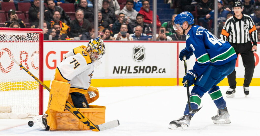 Vancouvers Elias Pettersson avgör matchen mot Nashville när han sätter straffen mot Juuse Saros. Svensken nådde målstolpar och avgjorde på straff