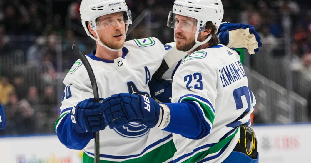 Vancouvers Oliver Ekman-Larsson firar sitt mål tillsammans med lagkamraten Elias Pettersson. Arkivbild. Pettersson tvåmålsskytt mot Islanders