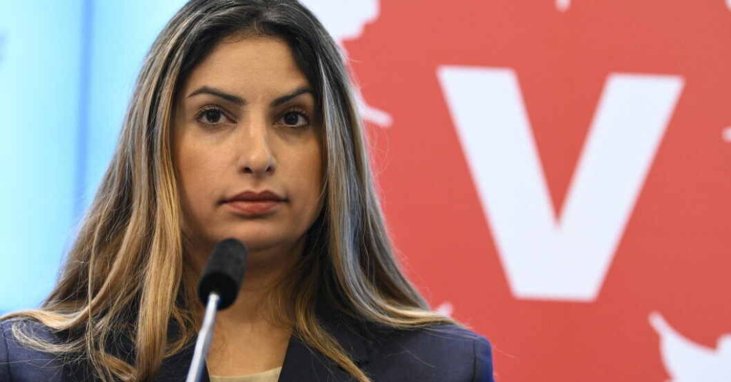 Vänsterpartiet, här partiledaren Nooshi Dadgostar, begär bättre villkor för ukrainska flyktingar i Sverige än vad EU:s massflyktsdirektiv ger. Arkivbild. V: Personnummer kan ge ukrainare bättre liv här