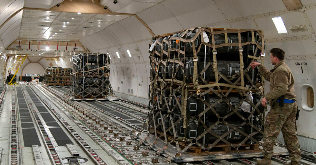 Vapen och ammunition lastas vid en amerikansk flygbas för transport till Ukraina. Arkivbild. Pentagons räknemiss dubbelt så stor