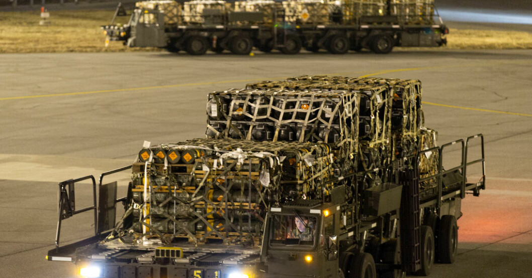 Vapen och ammunition på en amerikansk flygbas förbereds för transport till Ukraina. Arkivbild. USA:s räknemiss öppnar för mer stöd
