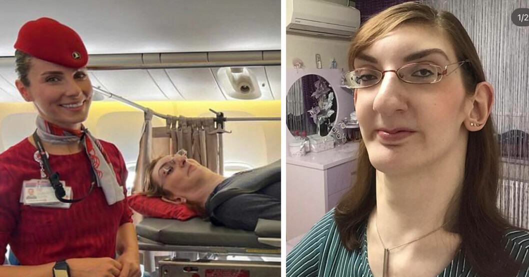 Rumeysa Gelgi ligger på båren på flygplanet och en flygvärdinna står framför henne och ler. Till höger ler Rumeysa Gelgi in i kameran.