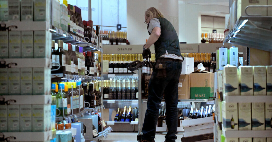 Varor plockas upp och fylls på i hyllorna på Systembolaget i Stockholm i december. S: Inte beredda att riskera Systembolaget
