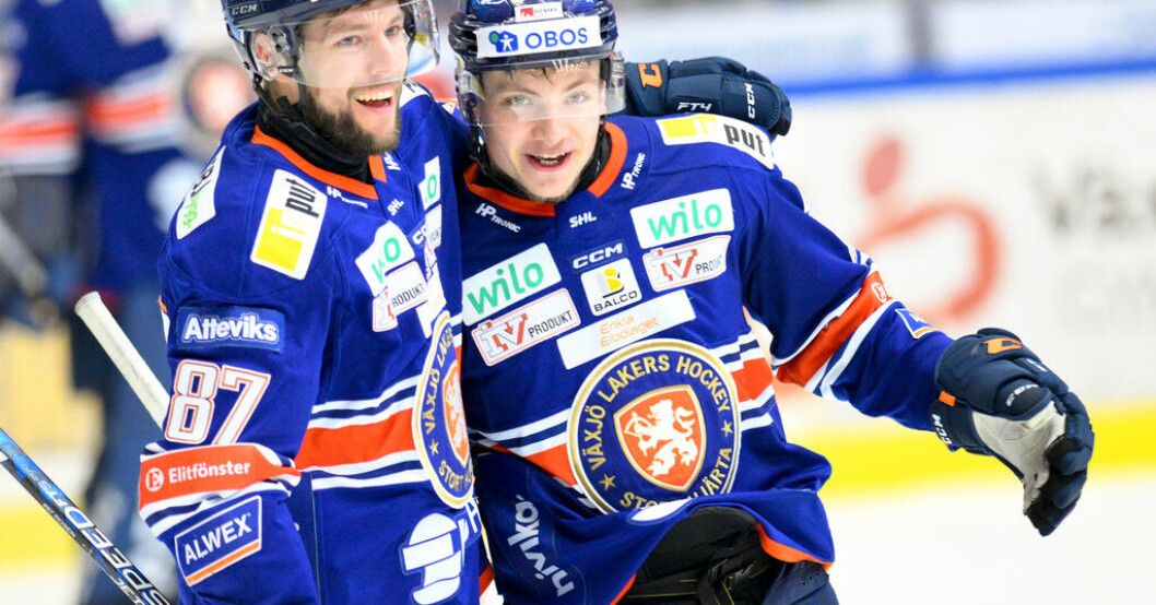 Växjös Robert Rosén och målskytten Victor Stjernborg jublar över målet mot Frölunda. 19-åringens kyla förde Växjö till matchboll