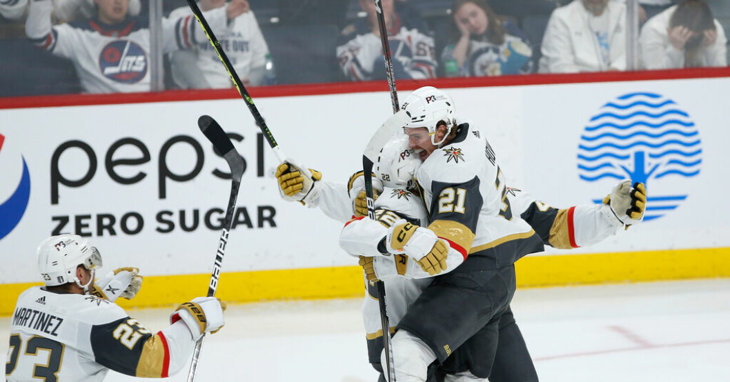 Vegas Golden Knights Michael Amadio som avgjorde i förlängningen mot Winnipeg firas av sina lagkamrater efter målet som han själv knappt visste att han gjorde. Ingen hann vinna – tre avgörande i förlängning
