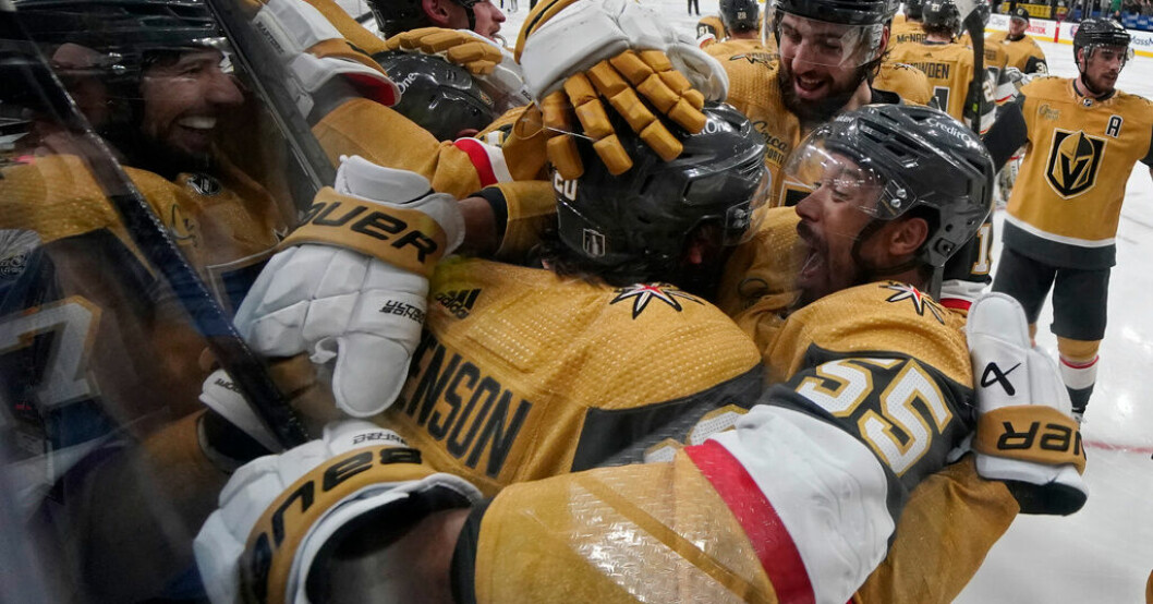 Vegas kramar om Chandler Stephenson efter det att han satte det avgörande målet mot Dallas i förlängningsperioden. Vegas säkrade andra raka segern i semin