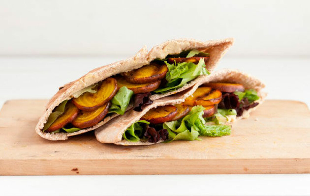 Källa: <a href="http://naturallyella.com/2012/05/21/grilled-beet-and-hummus-stuffed-pita/">naturallyella.com</a> vegetarian_mat_recept_07