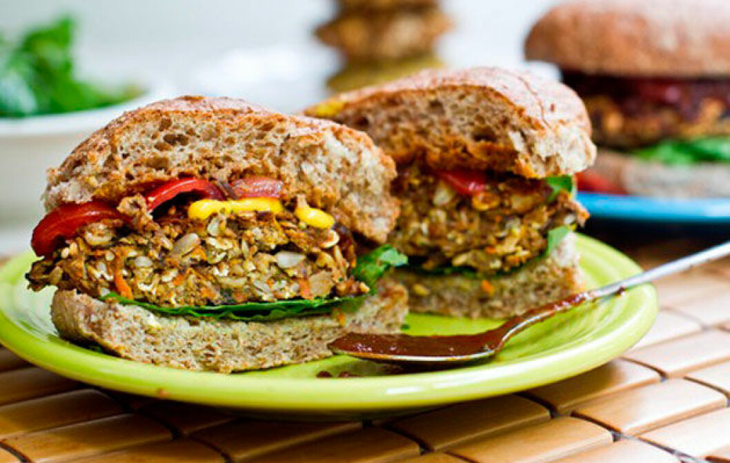 Källa: <a href="http://ohsheglows.com/2011/07/13/our-perfect-veggie-burger/" target="_blank" rel="noopener">ohsheglows.com</a> vegetarian_mat_recept_08
