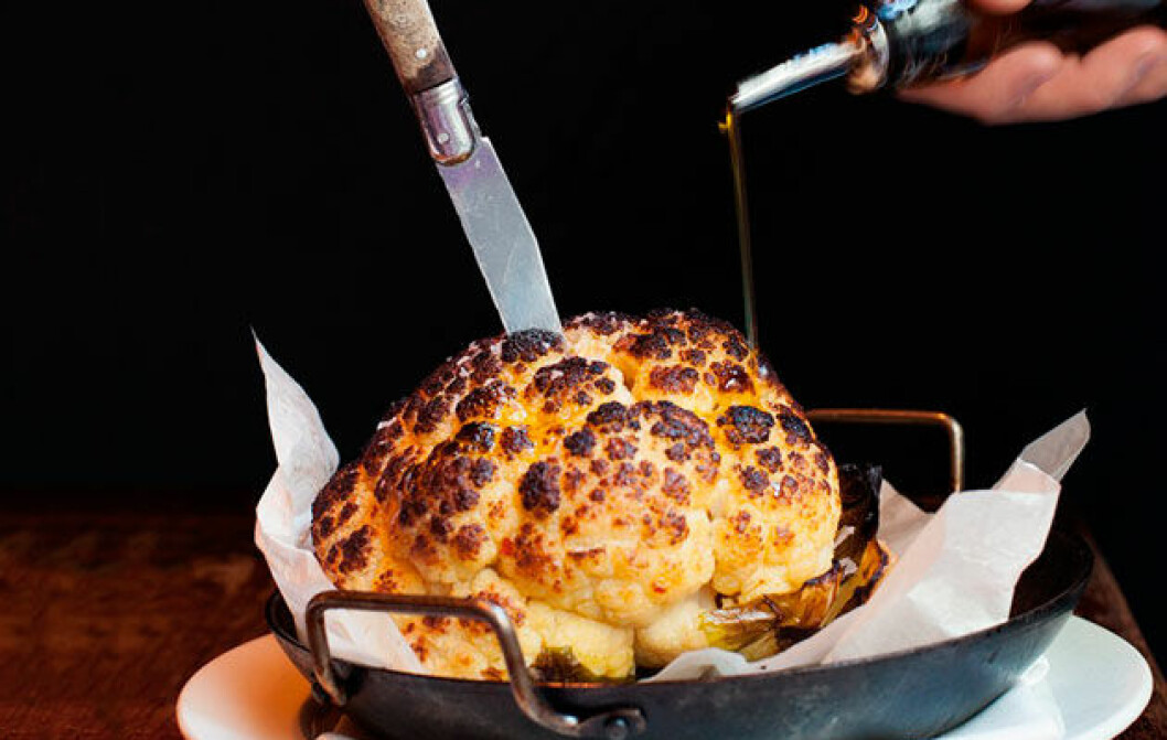Källa: <a href="http://www.bonappetit.com/recipe/whole-roasted-cauliflower-with-whipped-goat-cheese" target="_blank" rel="noopener">bonappetit.com</a> vegetarian_mat_recept_14