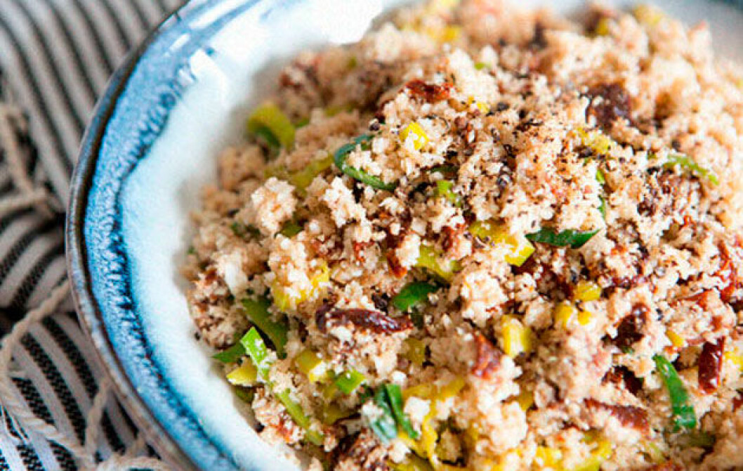 Källa: <a href="http://ahouseinthehills.com/2013/03/15/cauliflower-cous-cous-with-leeks-and-sun-dried-tomatoes/" target="_blank" rel="noopener">ahouseinthehills.com</a> vegetarian_mat_recept_02