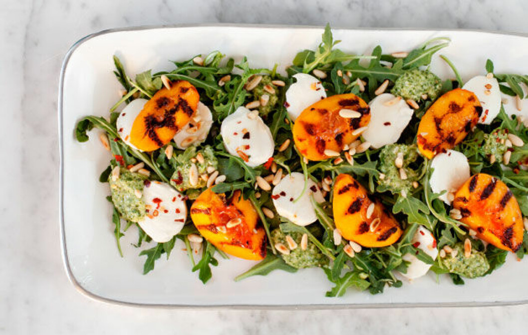 Källa: <a href="http://www.loveandlemons.com/2012/07/19/grilled-peach-salad/" target="_blank" rel="noopener">loveandlemons.com</a> vegetarian_mat_recept_11