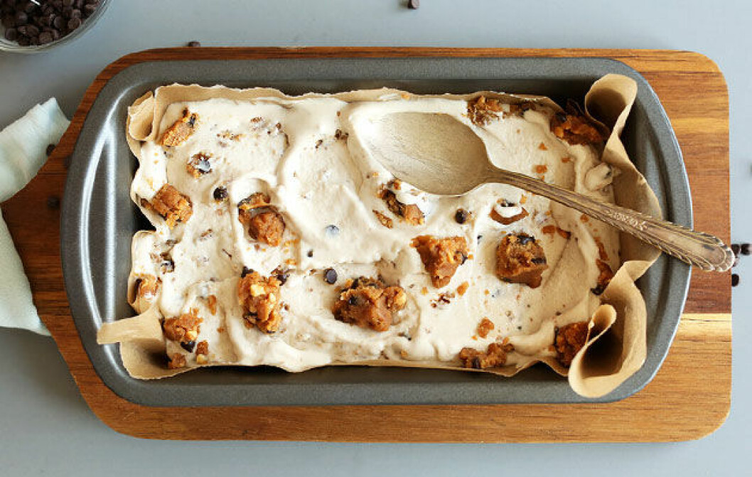Källa: <a href="http://minimalistbaker.com/vegan-peanut-butter-chocolate-chip-cookie-dough-ice-cream/" target="_blank" rel="noopener">minimalistbaker.com</a> vegetarian_mat_recept_06