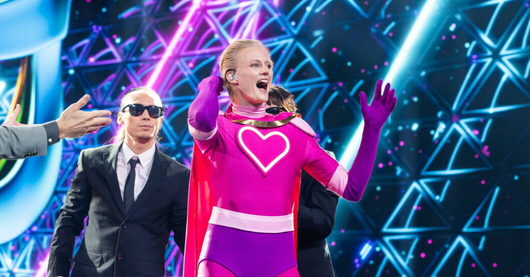 Vem döljer sig bakom superhjältens mask om inte Carolina Klüft? Pressbild. Superhjälte åker ur "Masked singer"