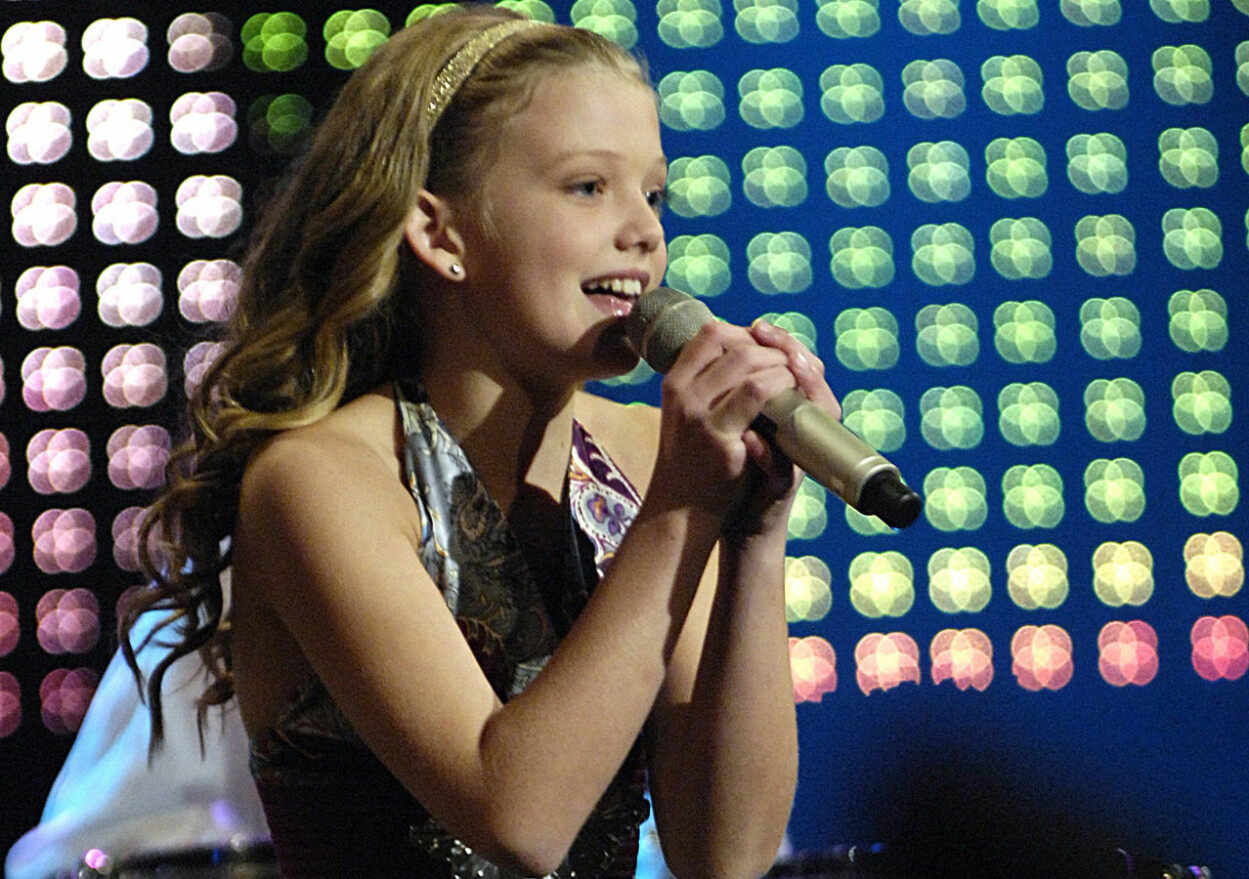 Vendela på scenen 2007. Vendela Hollström i Lilla Melodifestivalen 2007.