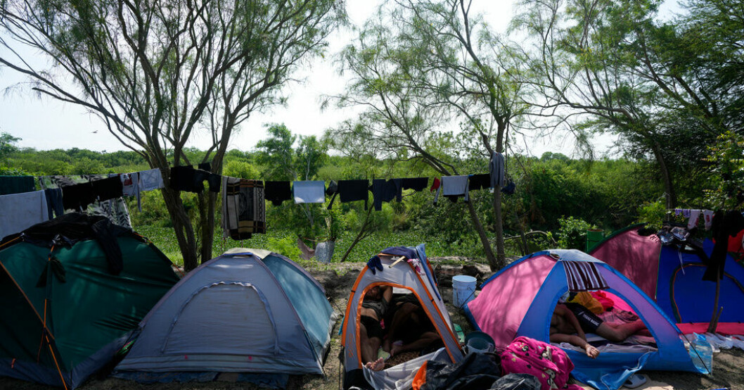 Venezuelanska migranter väntar vid gränsstaden Matamoros i nordöstra Mexiko. Färre migranter korsar USA:s gräns efter ny lag